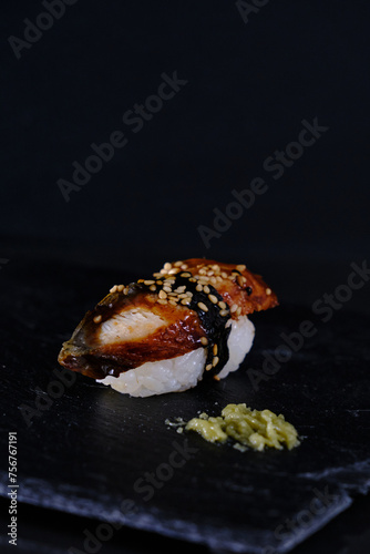Pieza de sushi, nigiri de anguila con wasabi