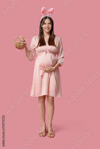 Beautiful young pregnant wo...