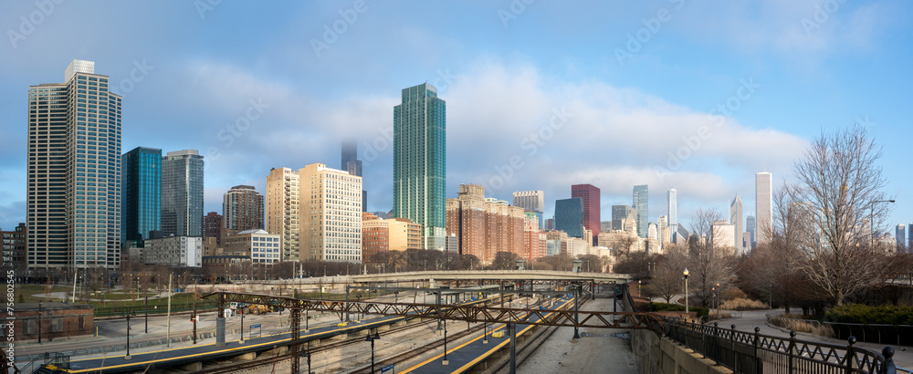 Fototapeta premium The Chicago skyline from a train station