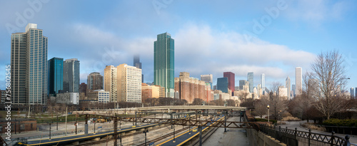 The Chicago skyline from a train station © Jonathan Densford