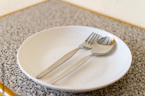 Objetos de cocina, cuchara, tenedor y plato photo