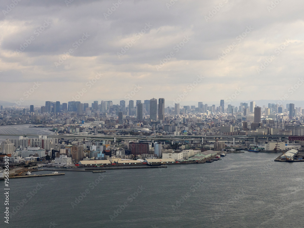 ハイアングルで撮影した昼の大阪湾の都市景観の風景