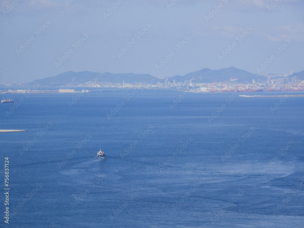 ハイアングルで撮影した昼の大阪湾の風景