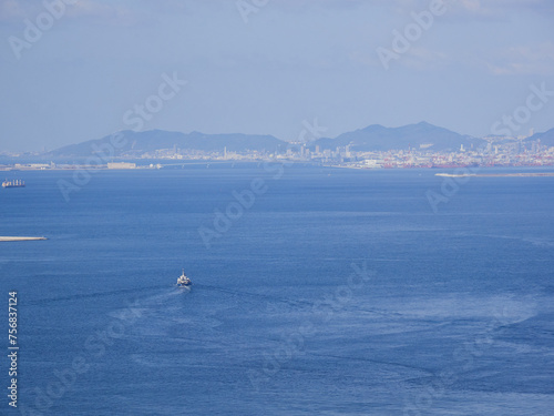 ハイアングルで撮影した昼の大阪湾の風景