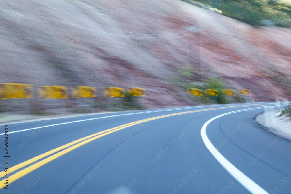 Dinámica carretera vacía vista de alta velocidad desde un auto o una motocicleta. Señales de transito, flechas y lineas. Curva a la vista. Carretera mexicana.