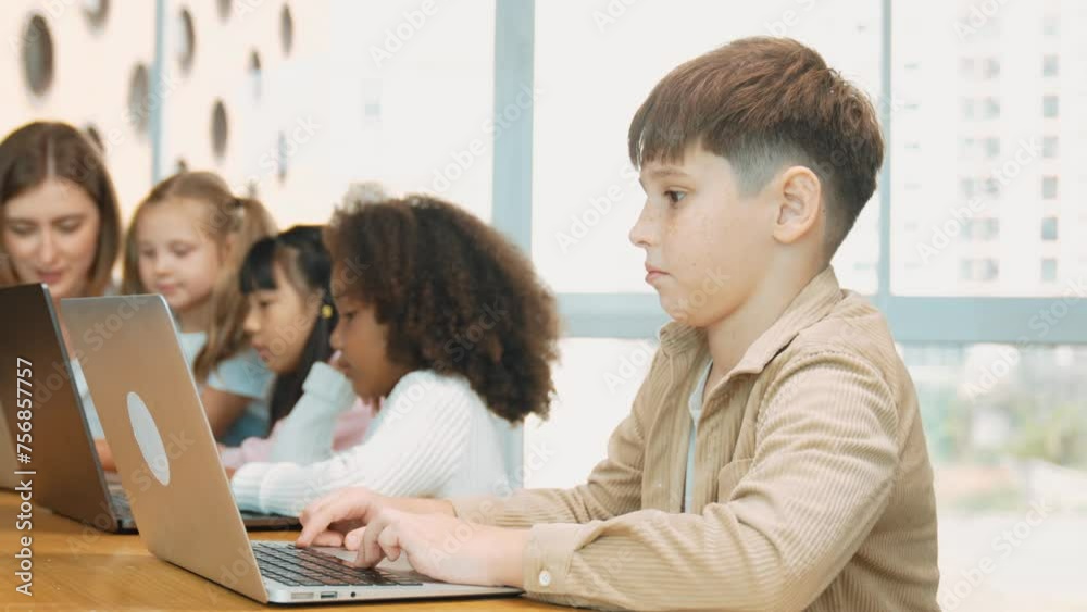 Vidéo Stock Boy playing laptop with multicultural friend learning ...
