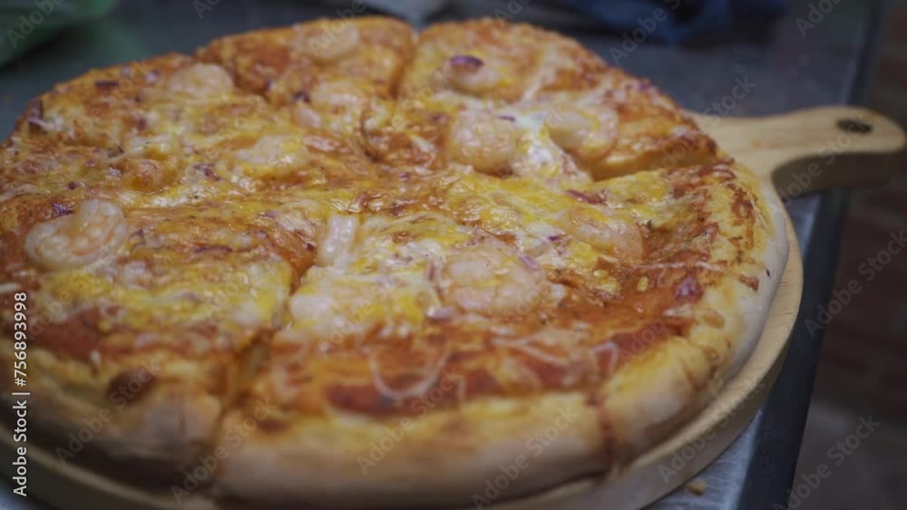 shows the pleasure of breaking a slice of artisanal pizza, ready to savor with pleasure. Each cut reveals the quality and authentic flavor of home cooking. shows the pleasure of breaking a slice of artisanal pizza, ready to savor with pleasure. Each cut reveals the quality and authentic flavor of home cooking.