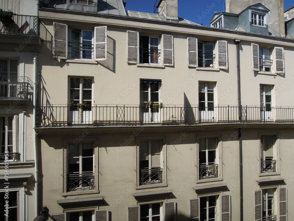 Photograph of the building in Paris in 2012