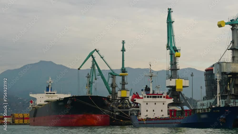 Port container cranes unload and load a bulk carrier Timelapse, loading ...
