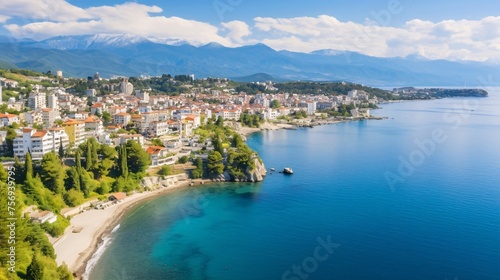 海岸の町、青い海の美しい風景 © tota