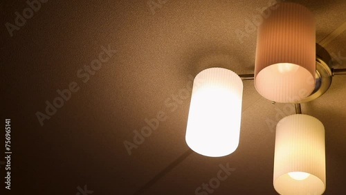 暗い部屋で点灯する天井の照明器具