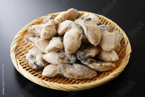 ザルに盛った冷凍の牡蠣