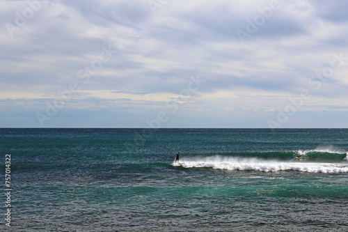 Equilibre du surfeur sur les vagues © helenedevun