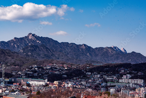 낙산공원에서 본 성북동과 북한산 © wanmo