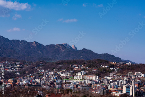 낙산공원에서 본 혜화동과 북한산의 인수봉과 만경대 © wanmo
