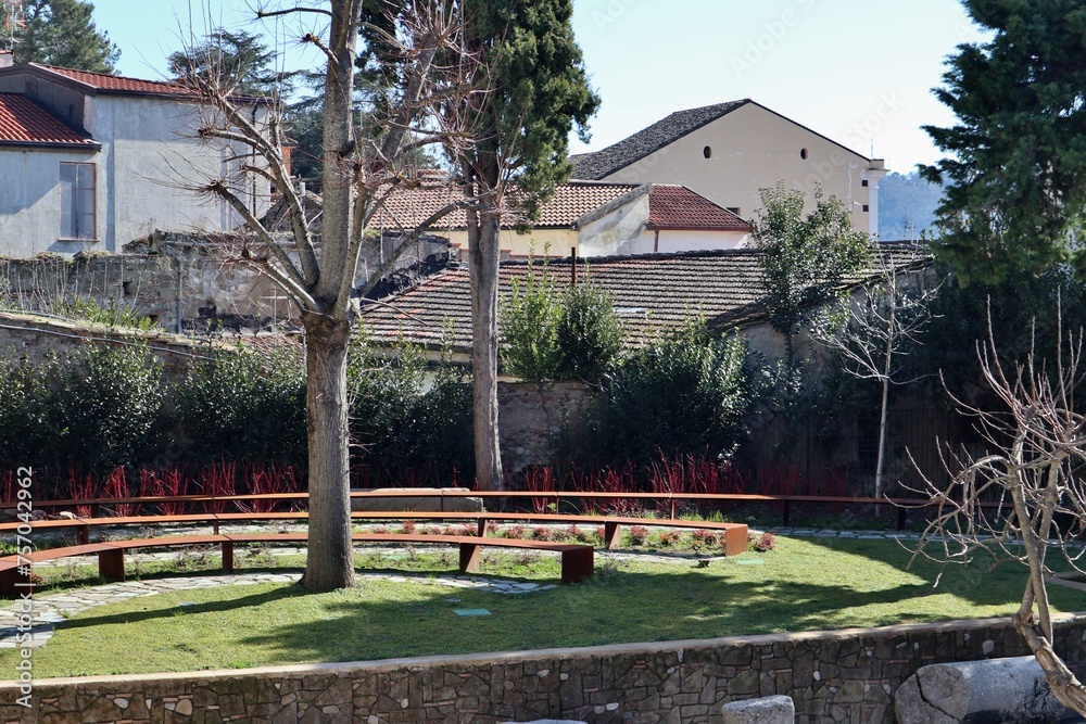 Benevento - Scorcio dell'Hortus Conclusus dal muro rosso