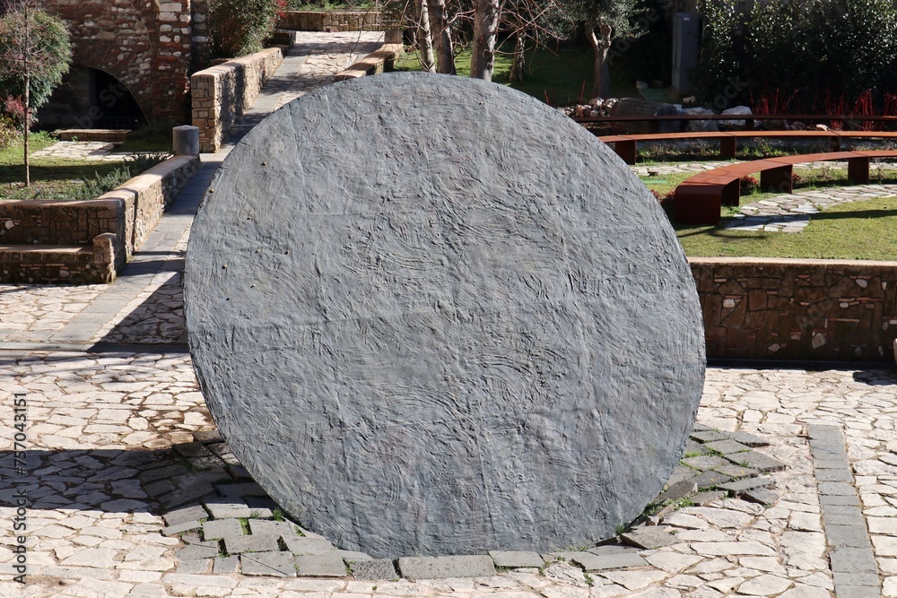 Benevento - Scultura in bronzo Disco di Mimmo Paladino