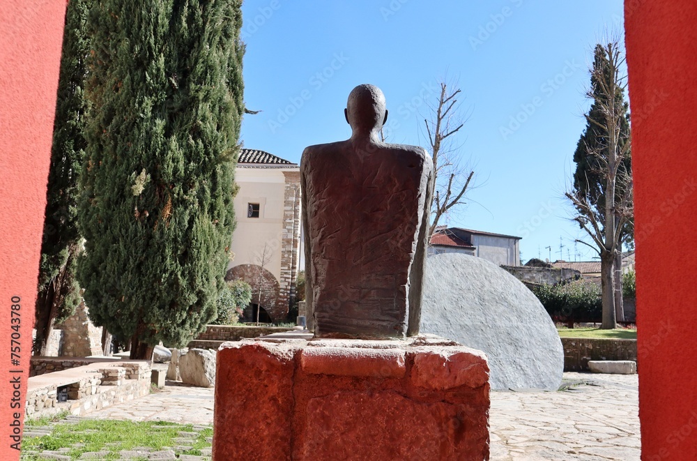Benevento - Fontana in bronzo vista di spalle nell'Hortus Conclusus