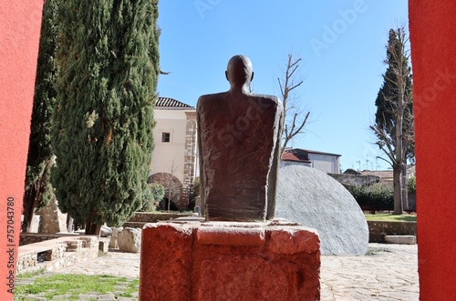 Obraz na płótnie Benevento - Fontana in bronzo vista di spalle nell'Hortus Conclusus w salonie