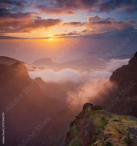 Sonnenaufgang am Miradouro Ninho da Manta, Arieiro, Madeira, Portugal