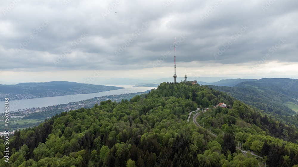 Émetteur Ou Antenne De Télécommunication D'uetliberg Placée Au-dessus De Zurich Émetteur Ou Antenne De Télécommunication D'uetliberg Placée Au-dessus De Zurich