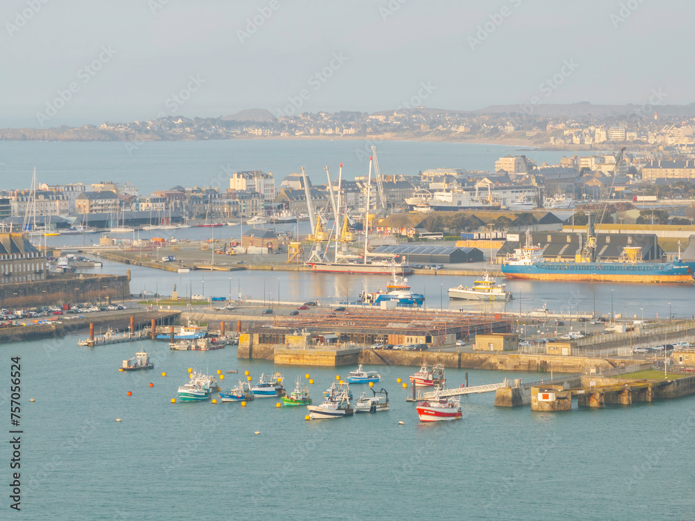 Vue aerienne du port de commerce de Saint Malo en Bretagne