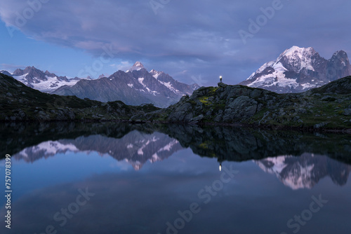 Mann mit einer Stirnlampe, Lacs des Cheserys, Aiguille du Chardonnet, Aiguille Verte, Haute-Savoie, Frankreich