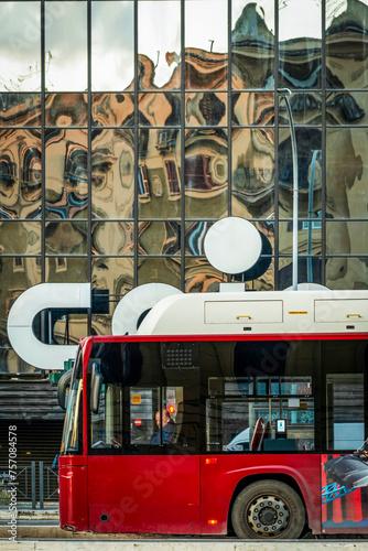 Fototapeta Naklejka Na Ścianę i Meble -  Bus à l'arrêt