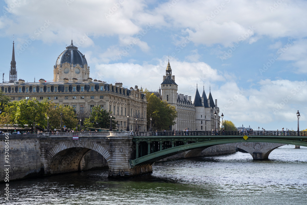 Pont d'Arcole à Paris, Pont en métal et en béton traversant la Seine et reliant l'hôtel de ville à la cathédrale Notre-Dame.