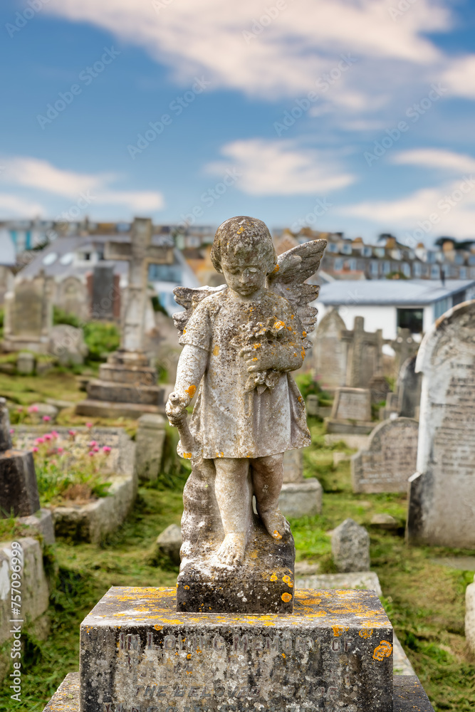 Schöner kleiner Engel auf einem Friedhof in St. Ives