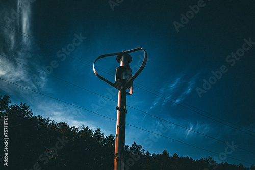 Cielo azzurro con alberi e fili della corrente photo