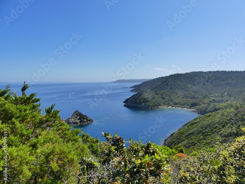 Fototapeta Naklejka Na Ścianę i Meble -  Paysage naturel au Parc national de Port-Cros avec mer et montagne