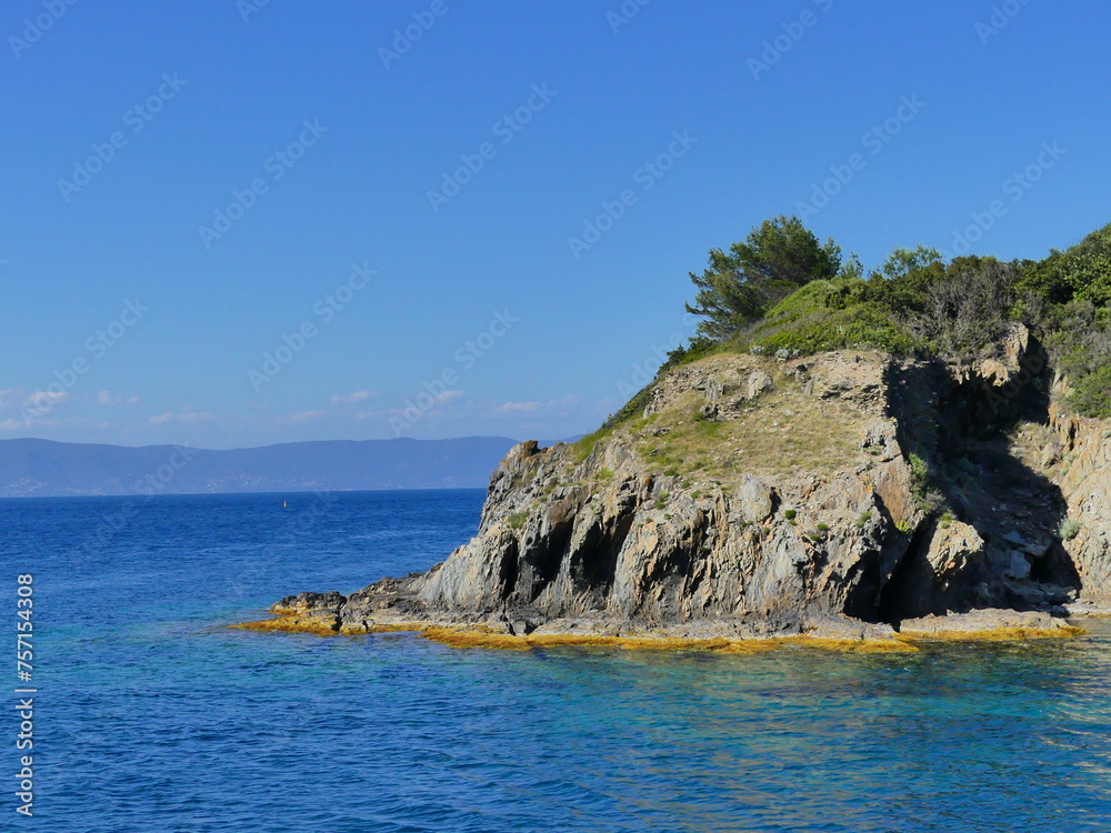 Naklejka premium Paysage naturel au Parc national de Port-Cros avec mer et montagne