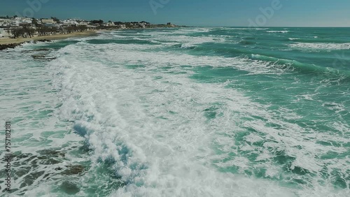 Inseguimento di un'onda nel mare con schiuma, ripresa con drone photo