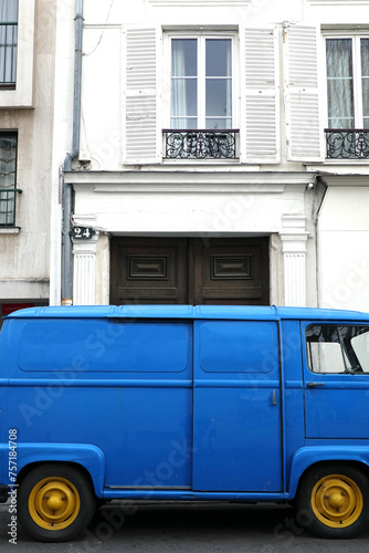 Estafette bleue ancienne bleue et jaune garée dans la rue photo