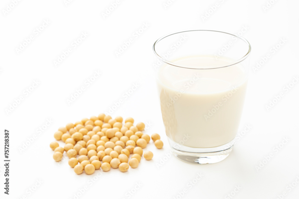 白背景に豆乳と大豆 白背景に豆乳と大豆