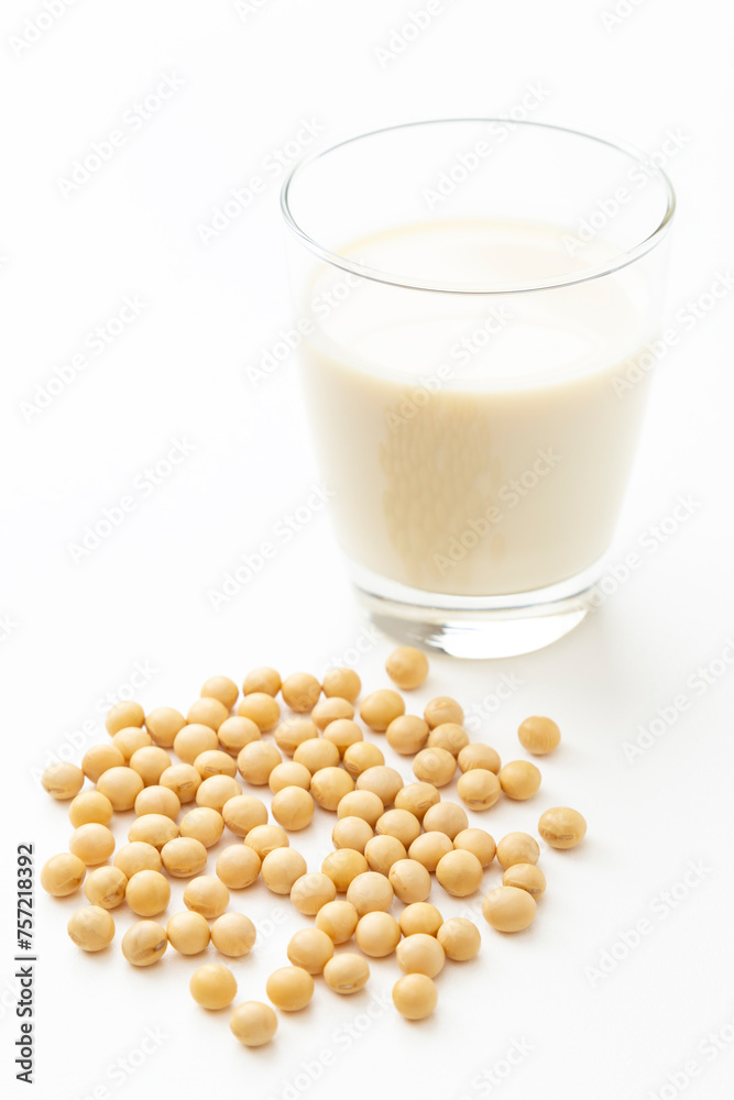 白背景に豆乳と大豆 白背景に豆乳と大豆