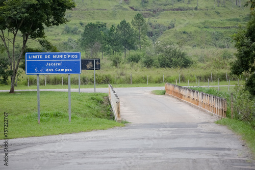 Ponte com passagem de carro para area urbana.