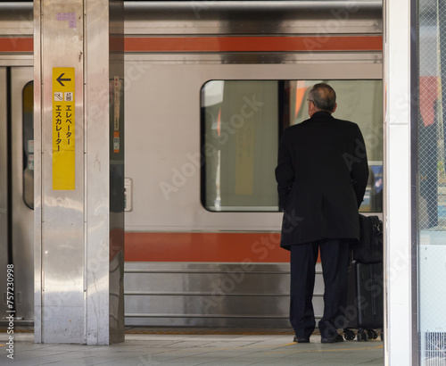 Wallpaper Mural 朝の通勤時間のJR名古屋駅のホームで電車待ちの人々の姿 Torontodigital.ca