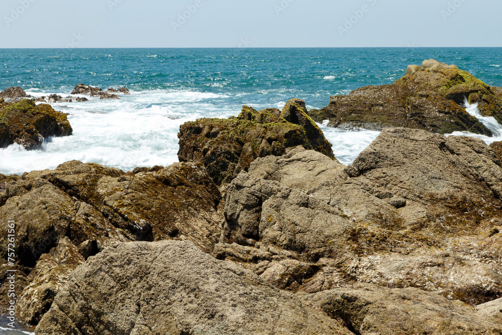 Playa soleada con piedras y olas rompiendose en las rocas. Mazatlan, Sinaloa. Océano Pacífico