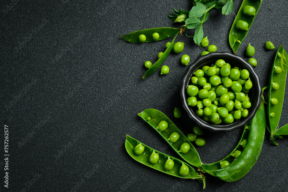 Shelled green peas in a bowl. Healthy food. Top view. - obrazy, fototapety, plakaty 