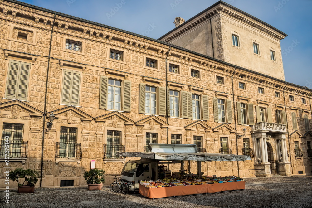 mantua, italien - piazza matilde di canossa mit palazzo