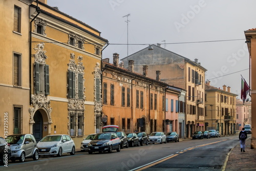 mantua, italien - pittoreske häuserzeile in der altstadt © ArTo