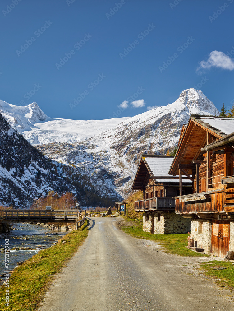 alte Holzhäuser, Großvenediger Gruppe, Innergschlöß, Osttirol, Tirol, Österreich alte Holzhäuser, Großvenediger Gruppe, Innergschlöß, Osttirol, Tirol, Österreich