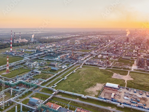 Industrial complex with various equipment for cracking crude oil. © Елена Бионышева-Абра