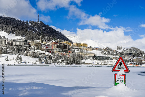 St. Moritz, St. Moritzer See, Seeufer, Dorf, Corviglia, Bergbahn, Engadin, Oberengadin, Winter, Wintersport, Langlauf, Eisfläche, Alpen, Gefahr, Schneedecke, Graubünden, Schweiz photo