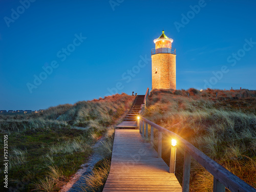 Leuchtturm Quermarkenfeuer Rotes Kliff in der Abenddämmerung, Sylt, Schleswig-Holstein, Deutschland