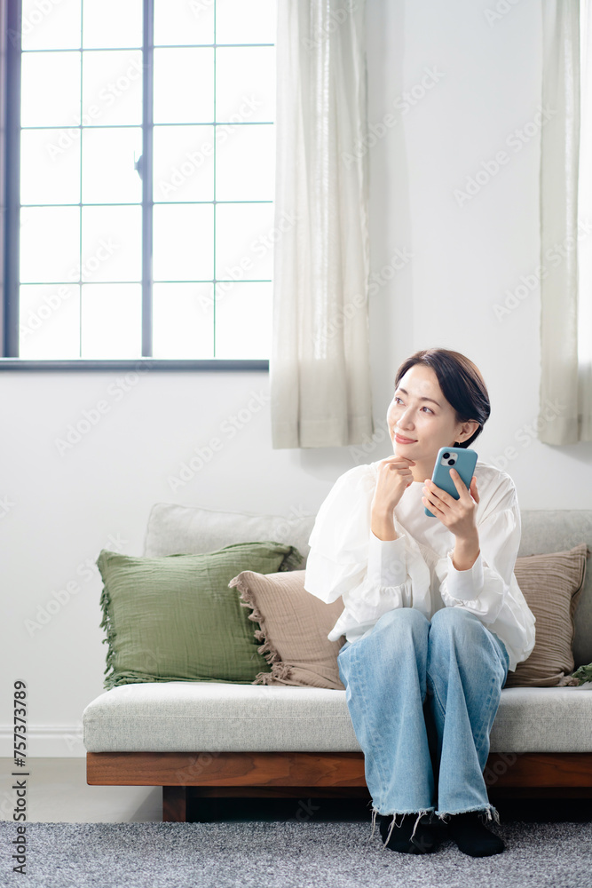 スマホを使う女性