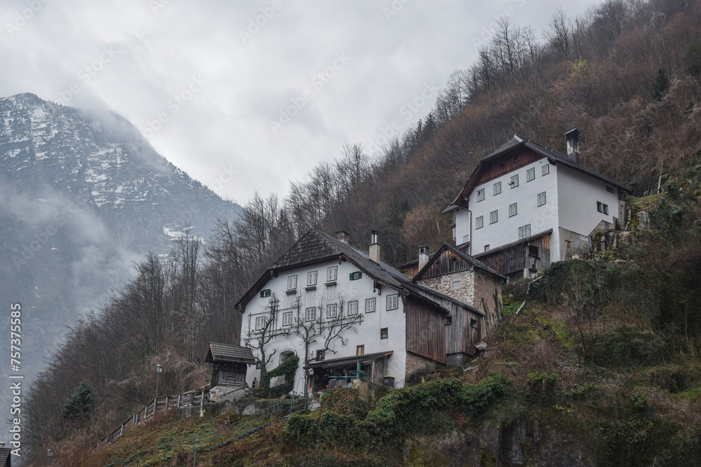 Casas montañosas en ambiente otoñal y frío con montañas de fondo