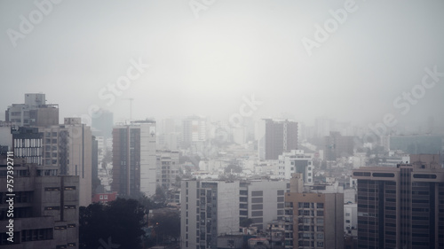 Lima y su clima gris con niebla y gar  a llovizna permanente  en Peru